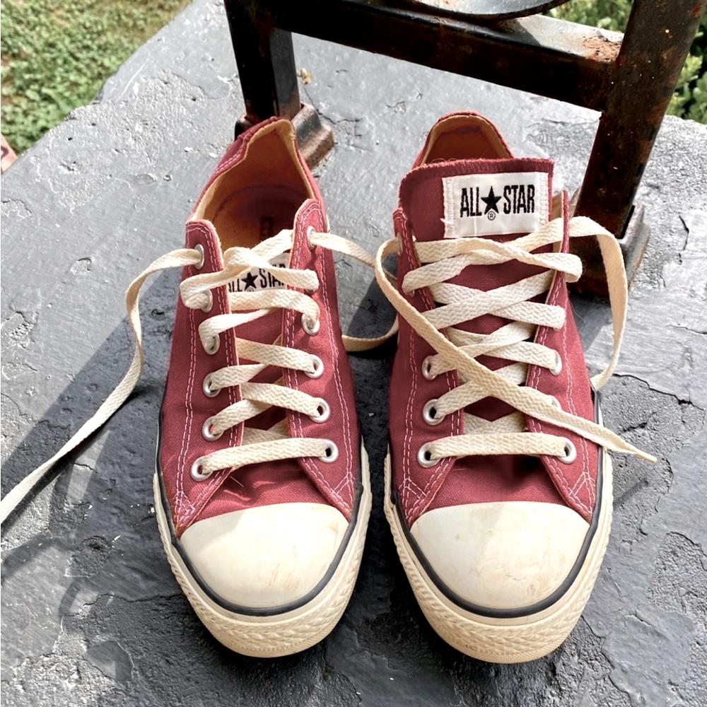 Converse All Stars. Burgundy. Size 8